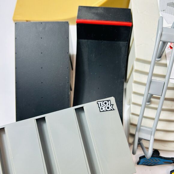 Tech Deck Huge Lot Ramps Stairs Fingerboards Ripper Skull Samurai Santa Cruz - Picture 2 of 8